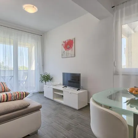 Apartments Gilly 2 Premantura Exterior photo