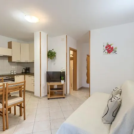 Apartments Gilly 2 Premantura Exterior photo